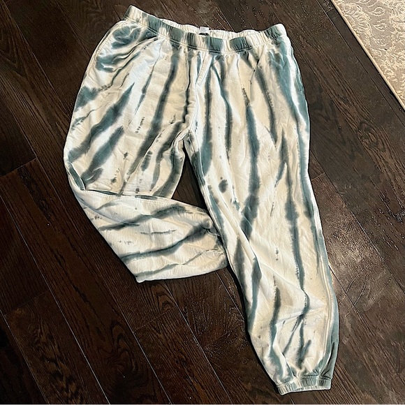 Good American Boyfriend Sweatpants in Blue Orion Tie Dye - Picture 2 of 16